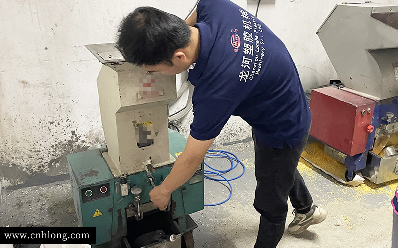 粉碎机是工业生产中常用的设备之一，其正常运行对于生产效率和产品质量具有重要意义.jpg